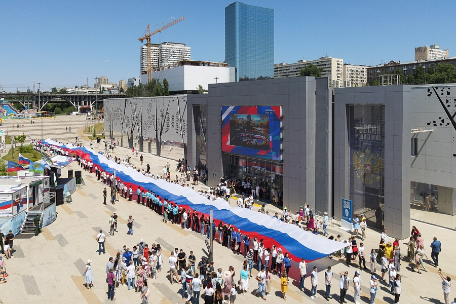 «Флаг России» — огромный триколор по Аллее Героев к Центральной набережной пронесли 130 добровольцев